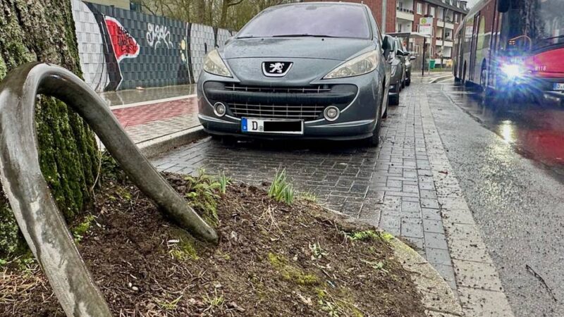 Unfall in Düsseldorf: 50-Jähriger rast in parkende Autos und wird lebensgefährlich verletzt