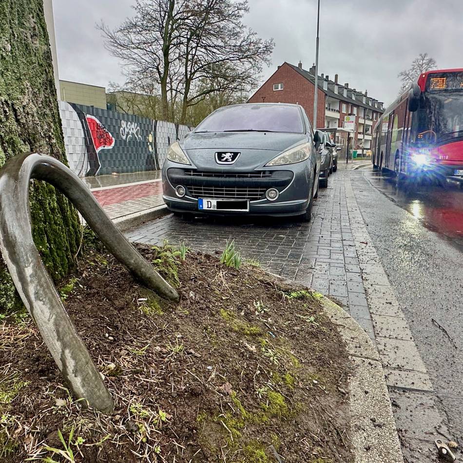 Unfall in Düsseldorf: 50-Jähriger rast in parkende Autos und wird lebensgefährlich verletzt