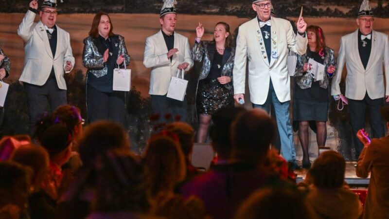 Sitzung der Aach Blenge in Anrath: Spaß und Artisitik bis zur Decke