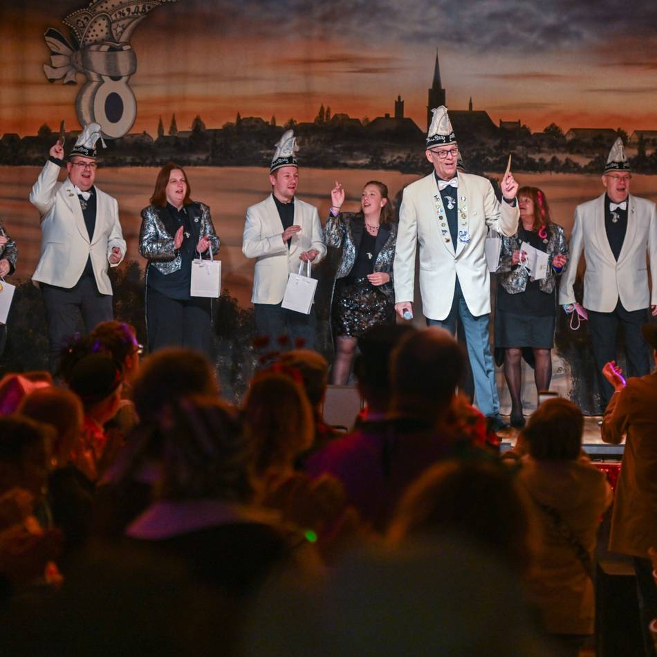 Sitzung der Aach Blenge in Anrath: Spaß und Artisitik bis zur Decke