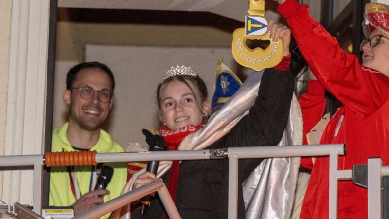 Altweiber in Tönisvorst und Willich: Die Jecken erobern die Rathäuser