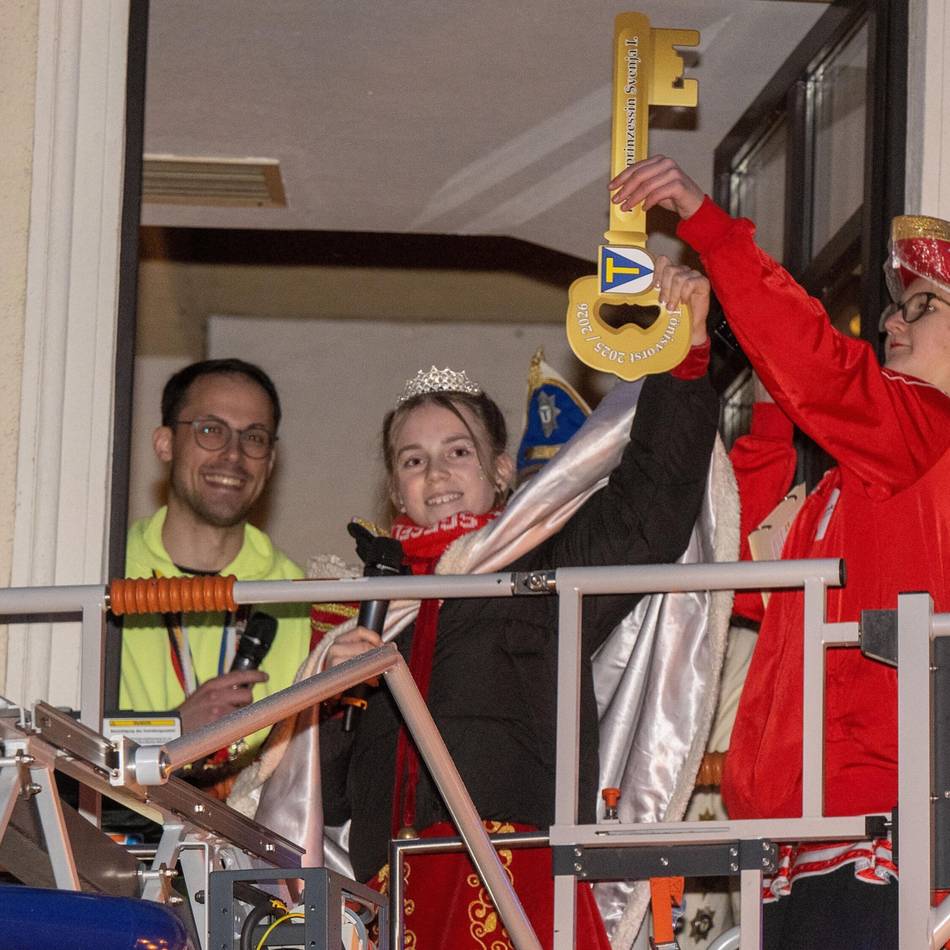 Altweiber in Tönisvorst und Willich: Die Jecken erobern die Rathäuser