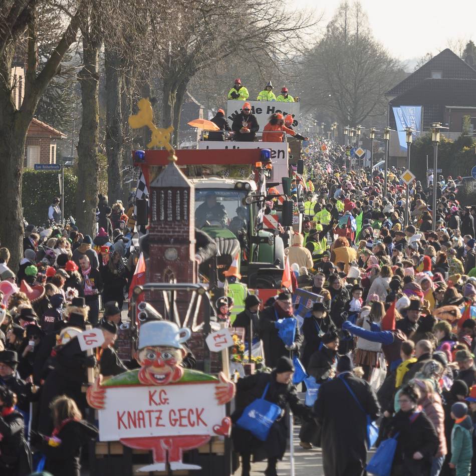 Massen auf den Straßen: Kranenburg im Ausnahmezustand – Tausende feiern den Frühschoppenzug