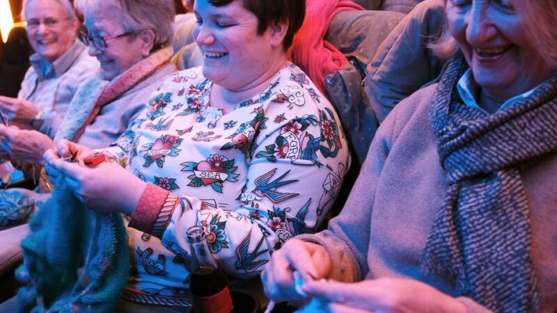 Stricken vor der Kinoleinwand: Stricken zur Lovestory