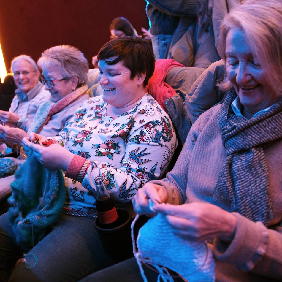 Stricken vor der Kinoleinwand: Stricken zur Lovestory