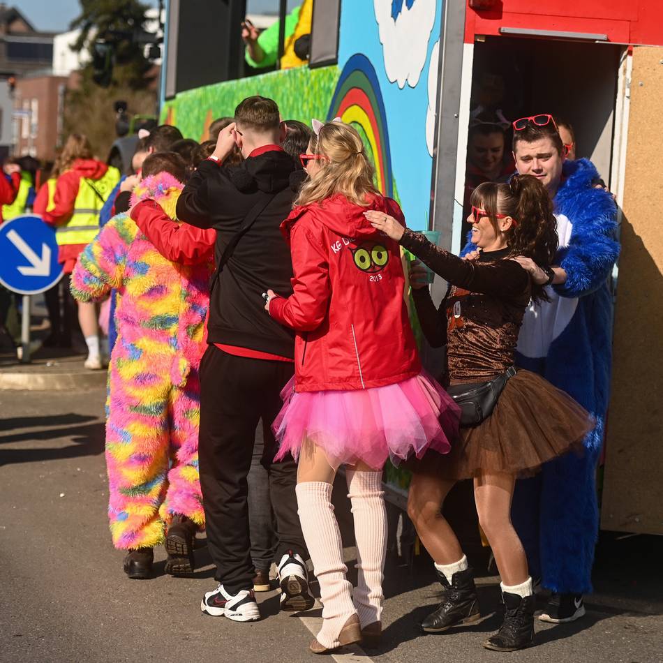 Lautes Treiben der Narren: Erstmals Familienzone beim Frühschoppenzug in Kranenburg