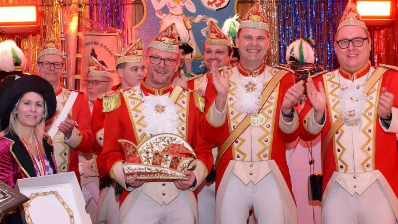 Von der Dorfeiche bis heute: Monheimer Altstadt-Funken übergeben Erinnerungsstücke ins Stadtarchiv