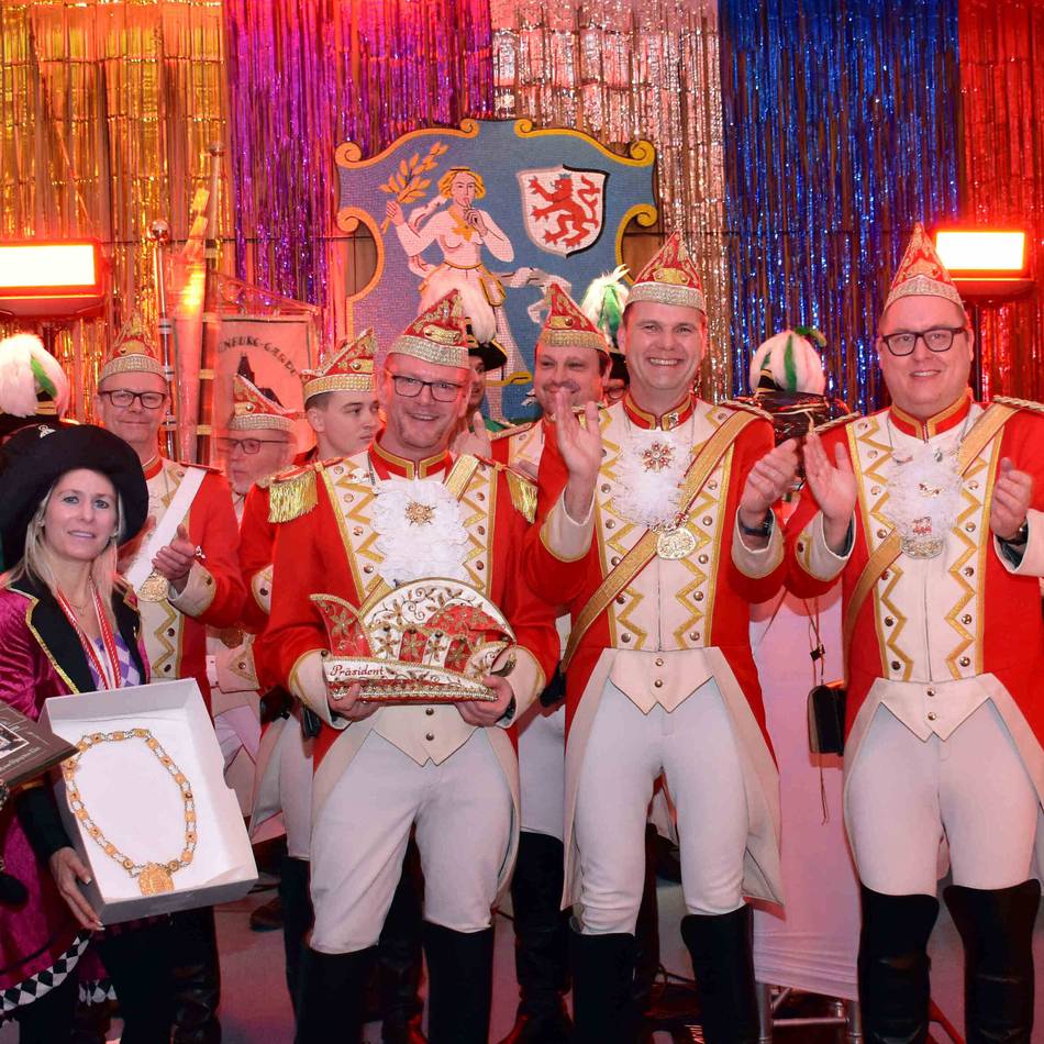 Von der Dorfeiche bis heute: Monheimer Altstadt-Funken übergeben Erinnerungsstücke ins Stadtarchiv