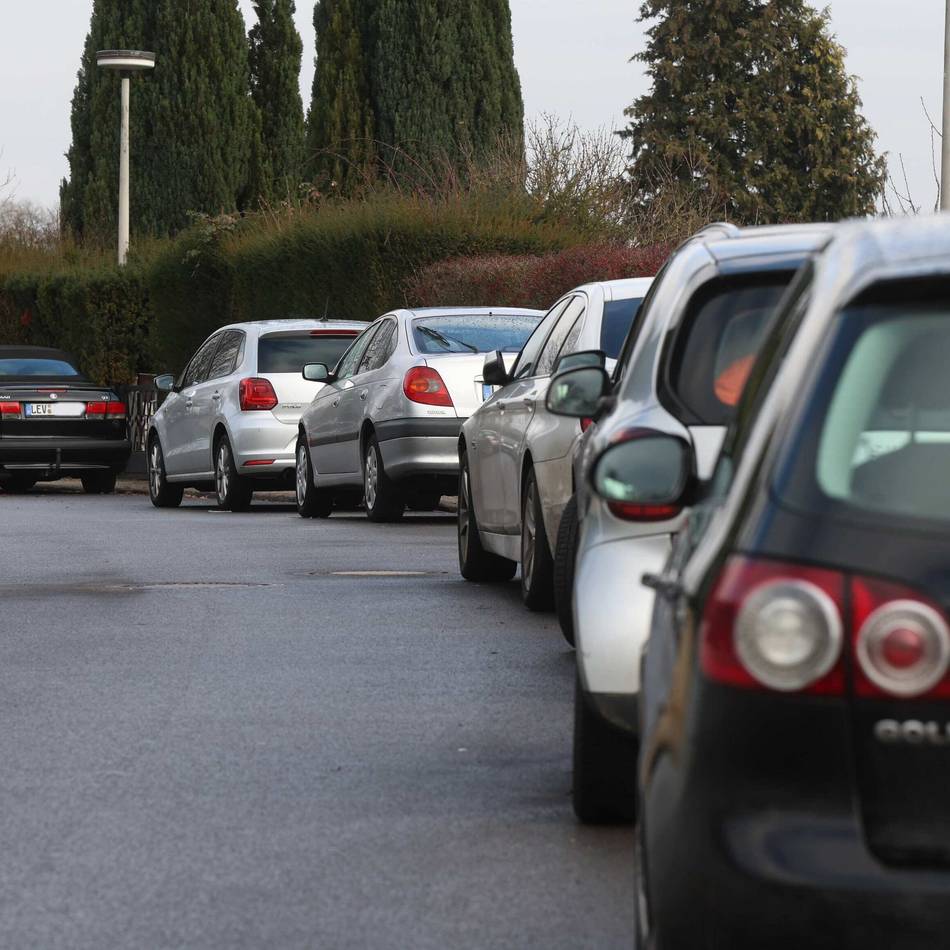 Ruhender Verkehr in Leverkusen: Halteverbot – Stadt entzerrt Parksituation an der Schönen Aussicht