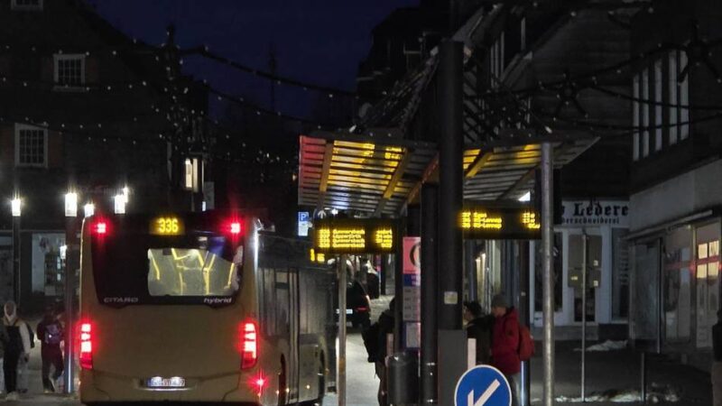 Busse fahren von der „falschen“ Seite heran: Kuriosum – Wipperfürther Haltestelle mit „Linksverkehr“