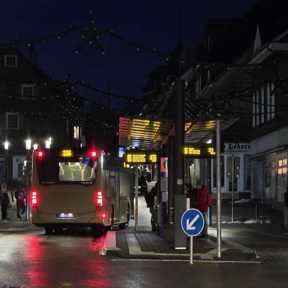 Busse fahren von der „falschen“ Seite heran: Kuriosum – Wipperfürther Haltestelle mit „Linksverkehr“