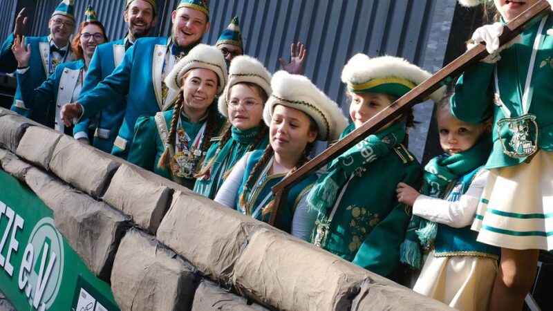 Karneval in Ratingen: Warmfeiern für den Straßenkarneval