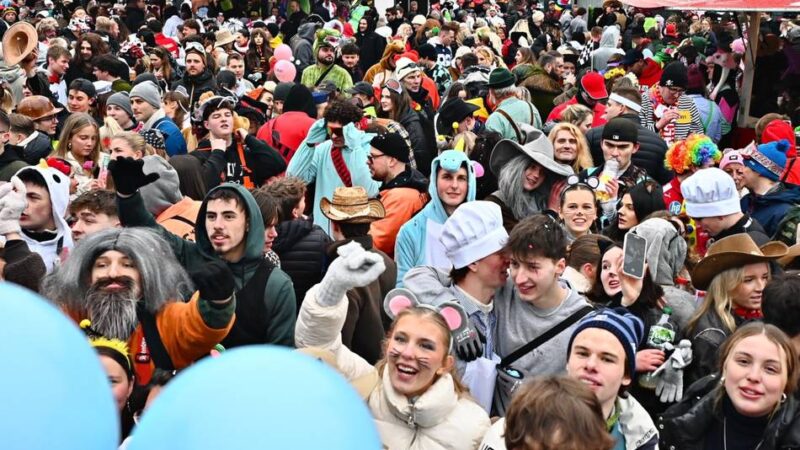 Karnevalszug in Radevormwald: Rader feierten sich in der Kälte warm