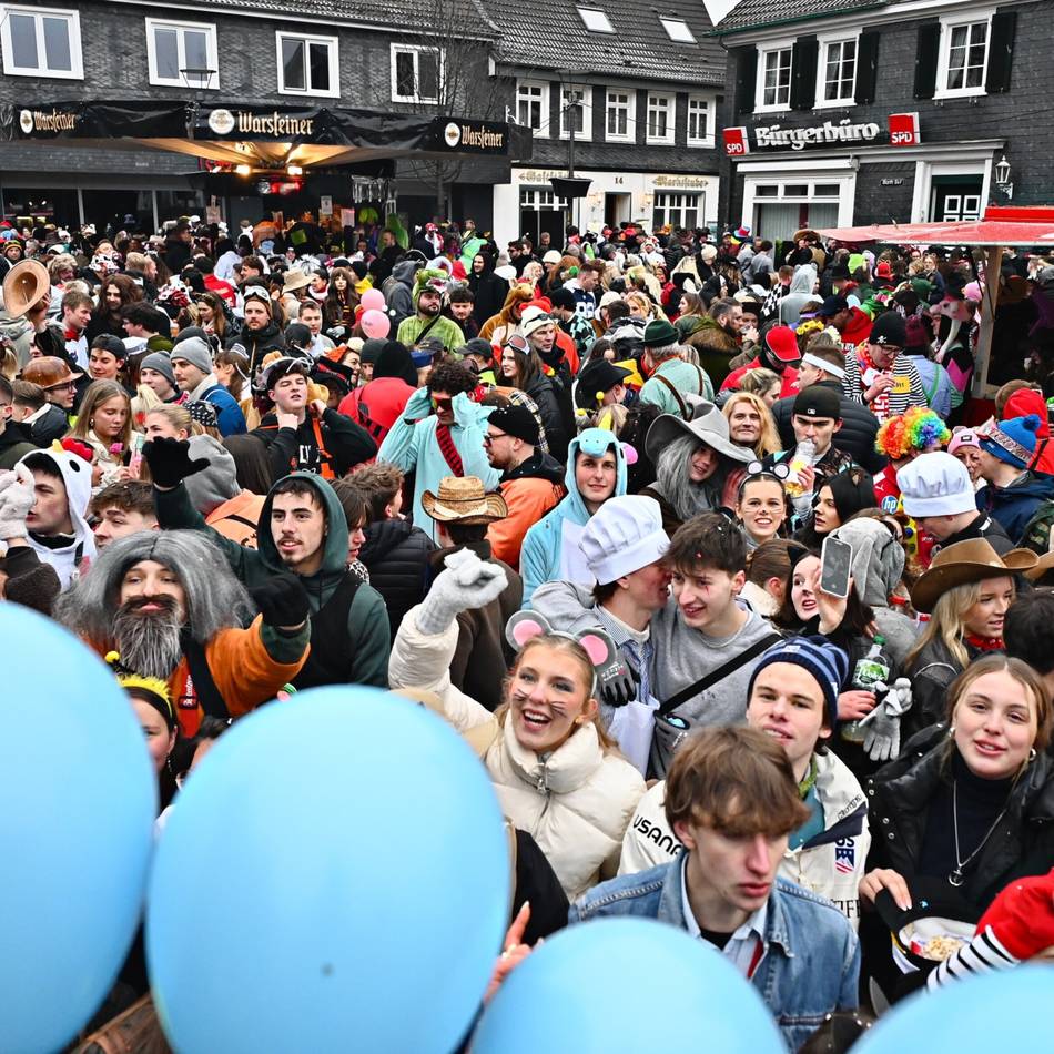 Karnevalszug in Radevormwald: Rader feierten sich in der Kälte warm