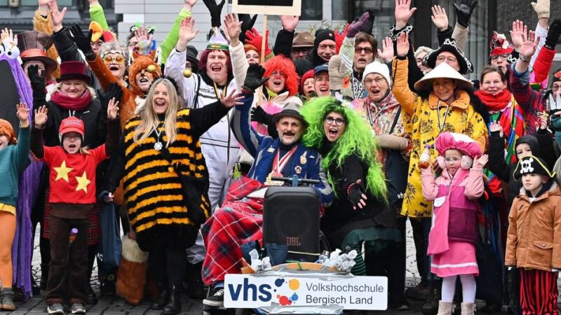 Aktion von Herbert und Hotchkiss in Wermelskirchen: Kleiner Karnevalszug sorgt für großen Spaß