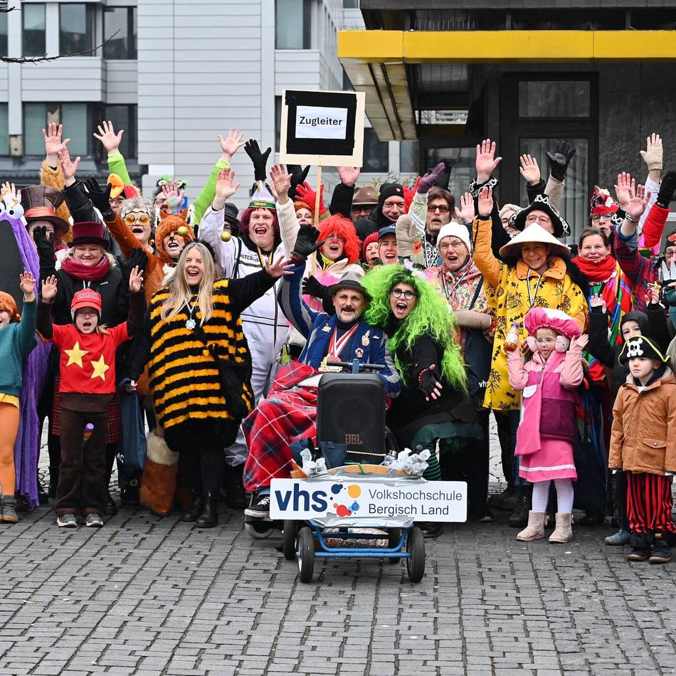 Aktion von Herbert und Hotchkiss in Wermelskirchen: Kleiner Karnevalszug sorgt für großen Spaß