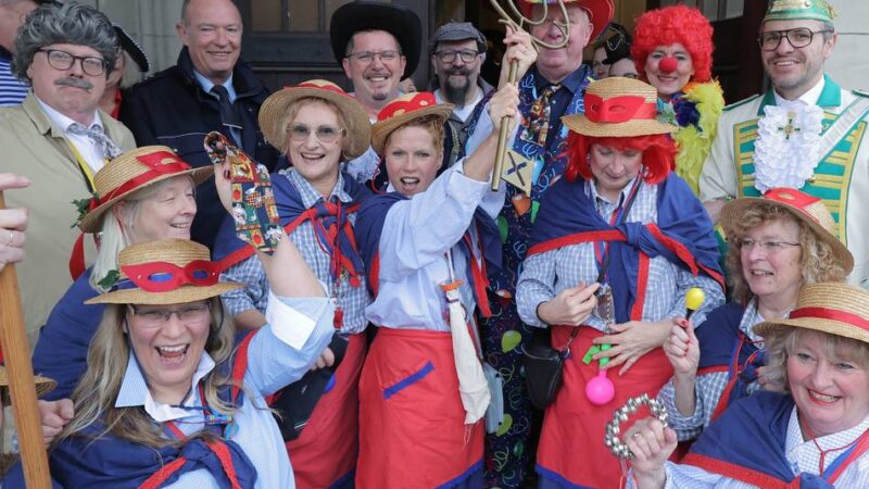 Karneval in Krefeld 2026: Die Möhnen bahnen sich den Weg ins Bockumer Rathaus