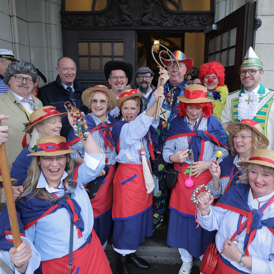 Karneval in Krefeld 2026: Die Möhnen bahnen sich den Weg ins Bockumer Rathaus