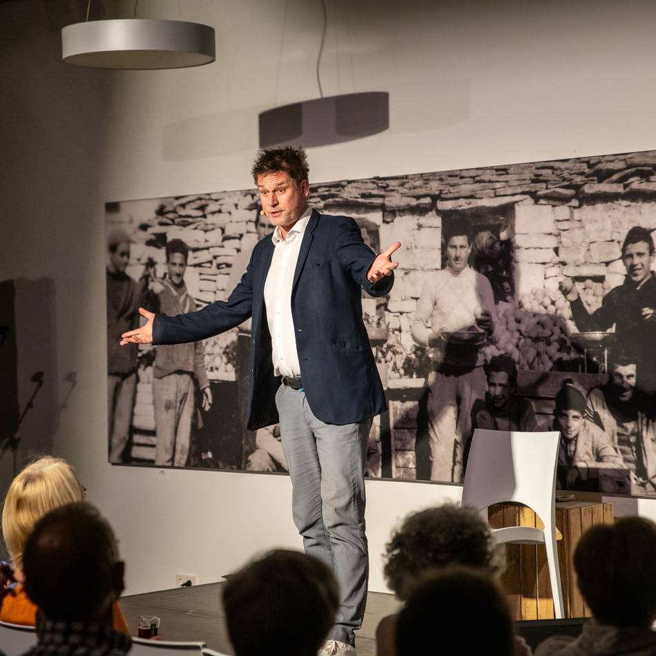 Kabarett in Kaarst: „Die Welt braucht Krisen und Kriege“