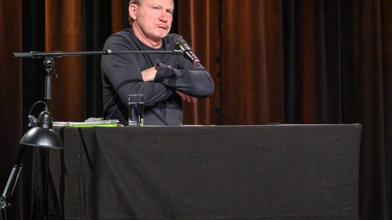Lesung in der Stadthalle Kleve: Schauspieler Roland Jankowsky liest schräge Krimis