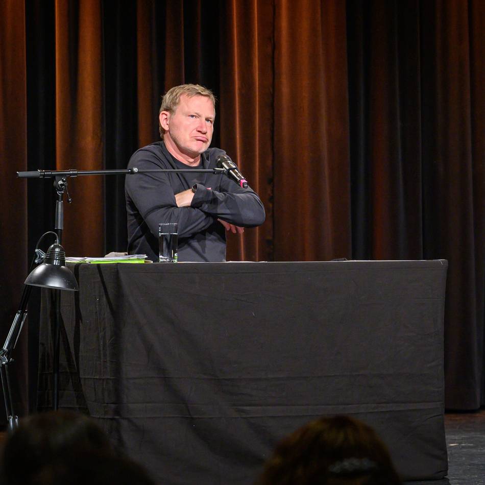 Lesung in der Stadthalle Kleve: Schauspieler Roland Jankowsky liest schräge Krimis