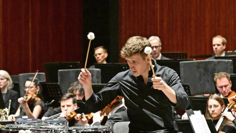 Viertes Sinfoniekonzert in Mönchengladbach: Ein Zauberer im friedlichen Trommelfeuer