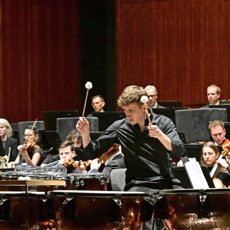Viertes Sinfoniekonzert in Mönchengladbach: Ein Zauberer im friedlichen Trommelfeuer