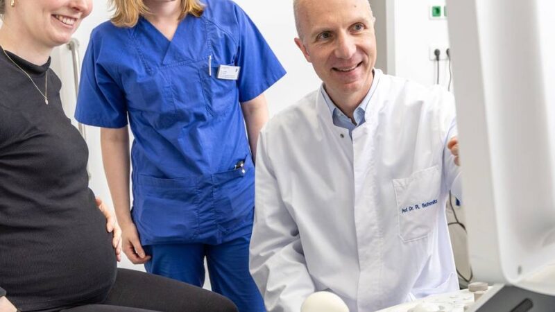 Größte Geburtsklinik in Düsseldorf: Zwillinge bis Vierlinge – so werden Eltern auf Mehrlingsgeburten vorbereitet