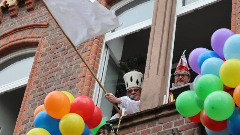 Straßenkarneval 2026 in Odenkirchen und Giesenkirchen: Die Möhnen tanzen und singen den Regen einfach weg