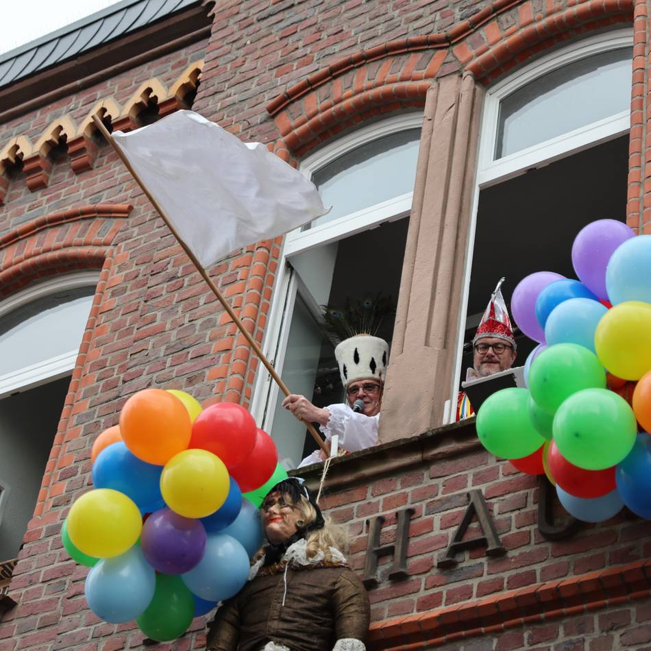 Straßenkarneval 2026 in Odenkirchen und Giesenkirchen: Die Möhnen tanzen und singen den Regen einfach weg