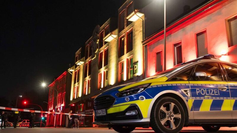 Im Duisburger Rotlichtviertel: Mann wird vor Bordell niedergestochen – Täter auf der Flucht