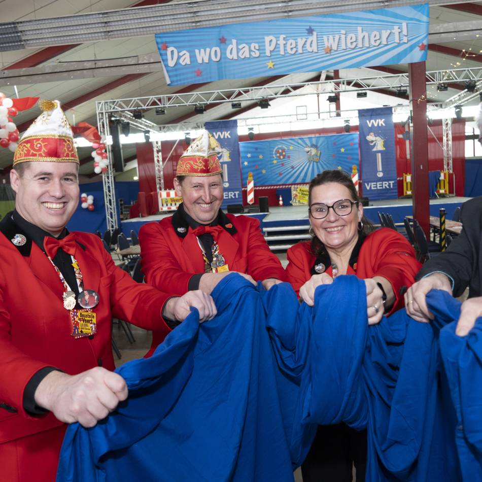 Zentrum des Karnevals in Veert: Feuerfeste Vorhänge für die Tennishalle