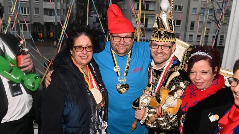 Rathaussturm in Krefeld 2026: Die Jecken singen Meyer vom Rathausbalkon