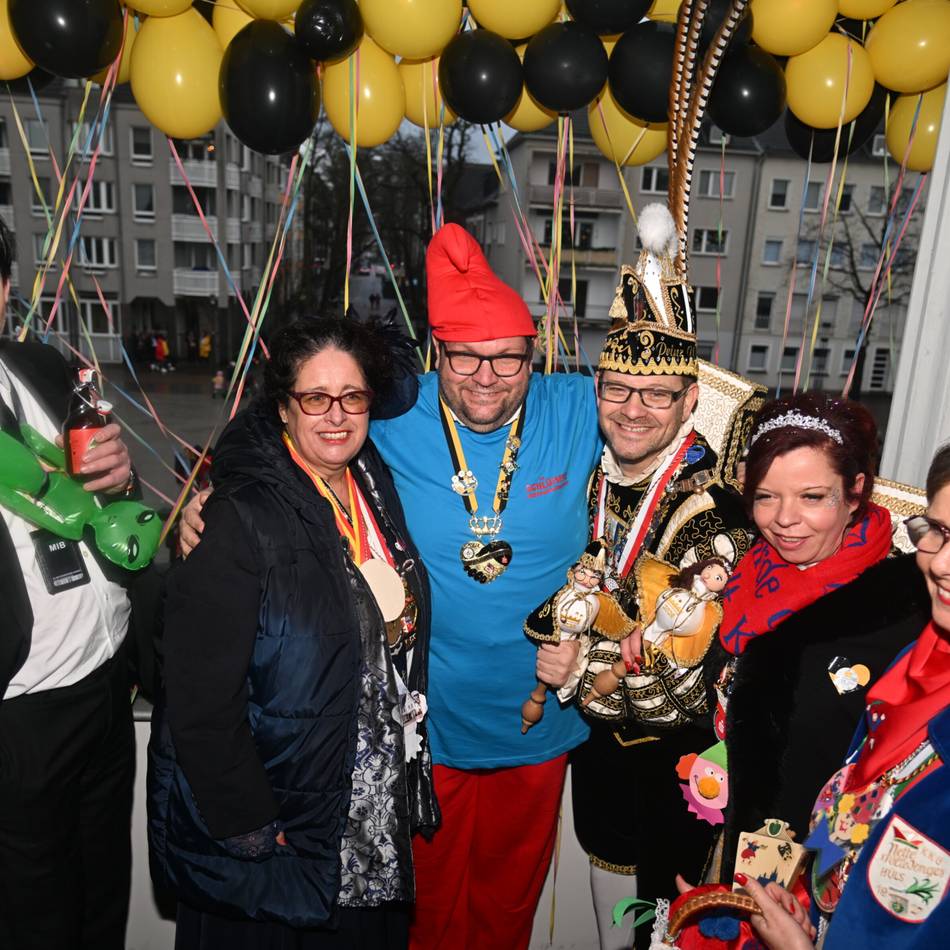 Rathaussturm in Krefeld 2026: Die Jecken singen Meyer vom Rathausbalkon