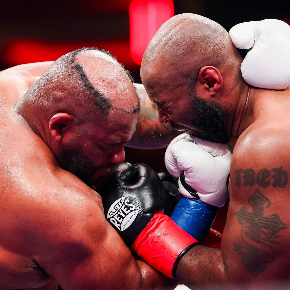 „Man muss über sich selbst lachen können“: Im Video – Erst kostet Boxer falsches Shampoo die Haare, dann verliert er Toupet im Ring