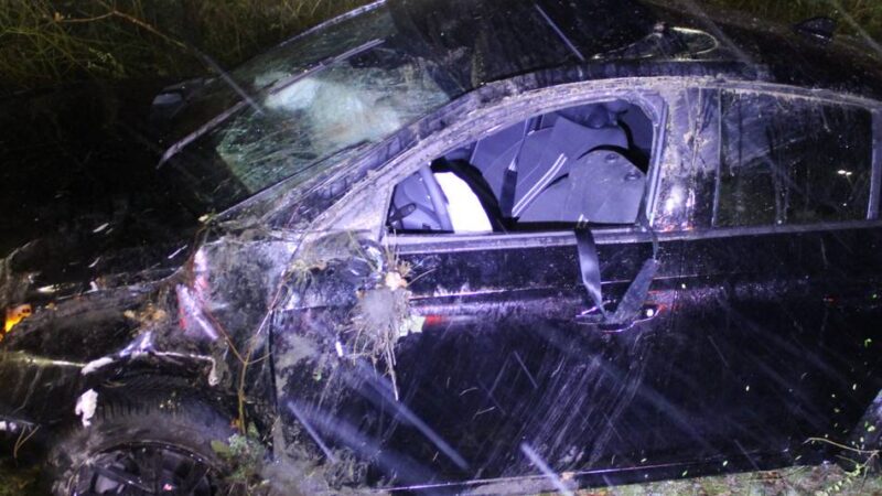 Mysteriöser Unfall in Grevenbroich: Auto überschlägt sich – dann steigen drei Männer aus und flüchten