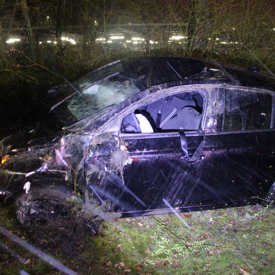 Mysteriöser Unfall in Grevenbroich: Auto überschlägt sich – dann steigen drei Männer aus und flüchten