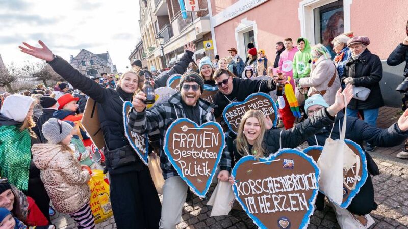 Tulpensonntagszug in Korschenbroich: Sonne und ganz viel „Hätz“ lassen Narren auf den Straßen tanzen