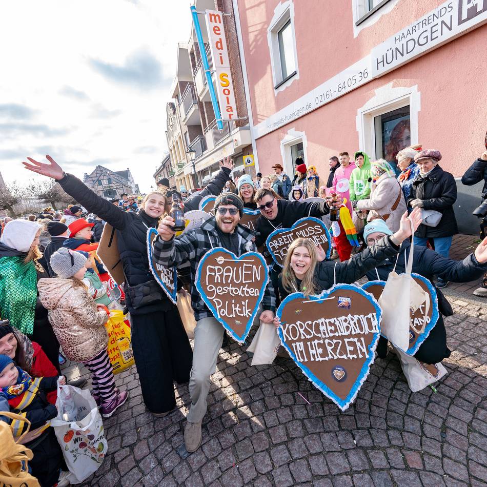 Tulpensonntagszug in Korschenbroich: Sonne und ganz viel „Hätz“ lassen Narren auf den Straßen tanzen