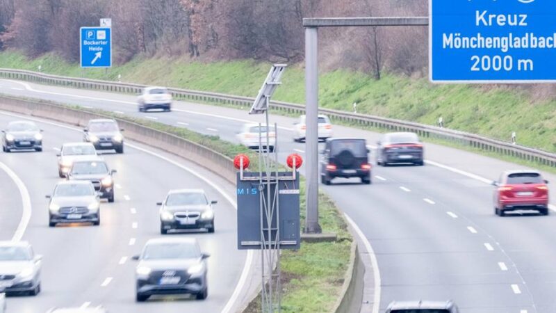 Unfall an A52 und A61: Auto überschlägt sich am Kreuz Mönchengladbach mehrfach