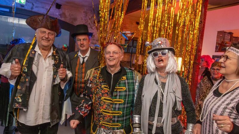 Kostümfest der Kaarster Künstler: Helge Achenbach bietet Jacques Tilly sicheres Quartier an