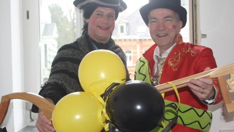 Altweiberfeierlichkeiten in Dülken: Möhnen erobern Rathaus mit dem Rammbock