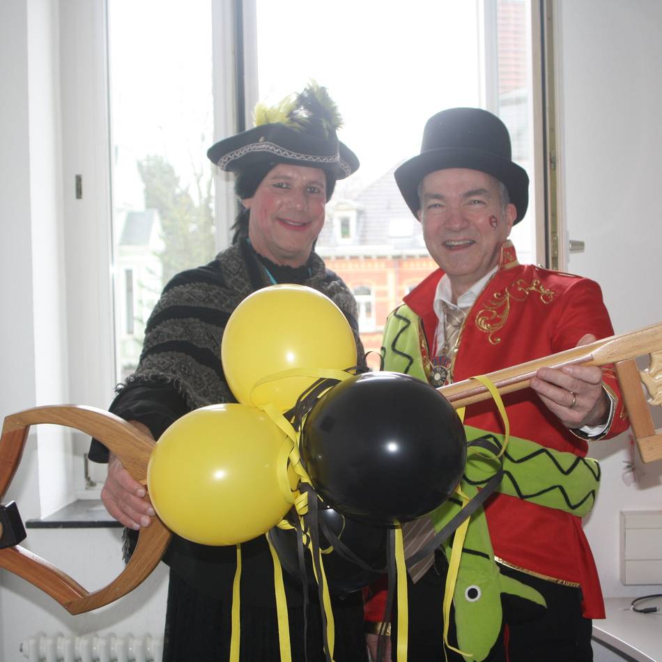 Altweiberfeierlichkeiten in Dülken: Möhnen erobern Rathaus mit dem Rammbock