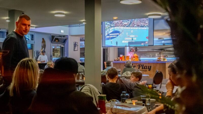 Vereinsheim wiederbelebt: Das bietet die neue Sportsbar am Moerser Freizeitpark