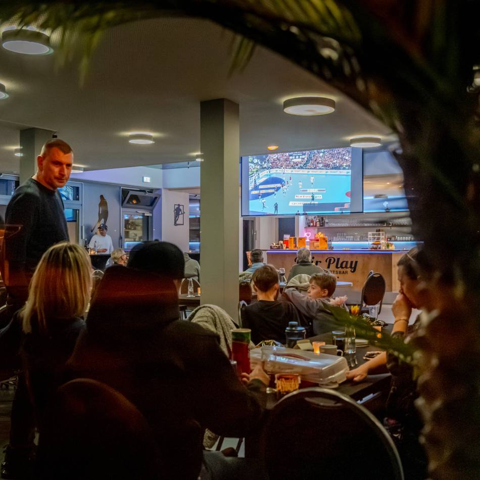 Vereinsheim wiederbelebt: Das bietet die neue Sportsbar am Moerser Freizeitpark