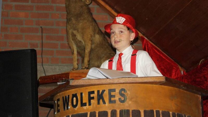 Fünfte Jahreszeit in Griethausen: Karnevalssitzung der „Wölfkes“ – 80 Aktive brennen närrisches Feuerwerk ab