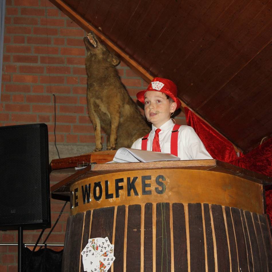 Fünfte Jahreszeit in Griethausen: Karnevalssitzung der „Wölfkes“ – 80 Aktive brennen närrisches Feuerwerk ab