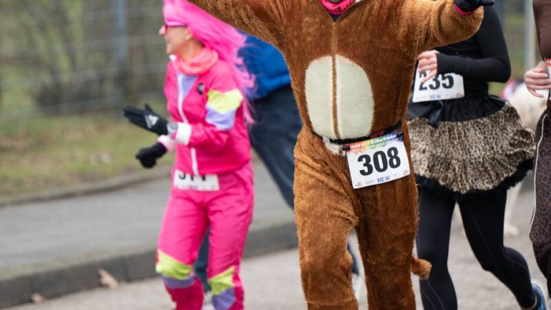 Hardter Karnevalslauf: Rekordzeit und das berühmte bunte Treiben