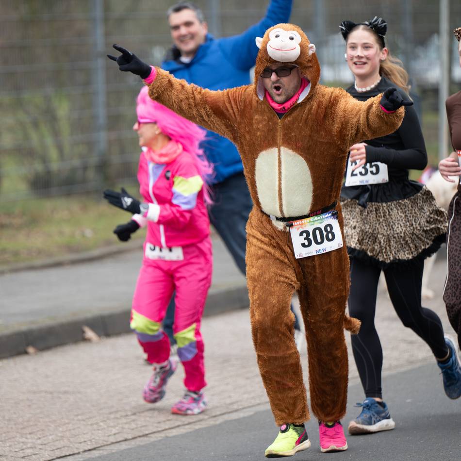 Hardter Karnevalslauf: Rekordzeit und das berühmte bunte Treiben