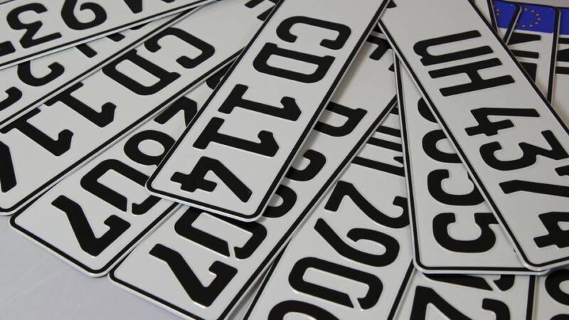 Kennzeichen-Kombinationen: Der Rhein-Kreis Neuss warnt vor Verkauf von Nummernschildern im Internet